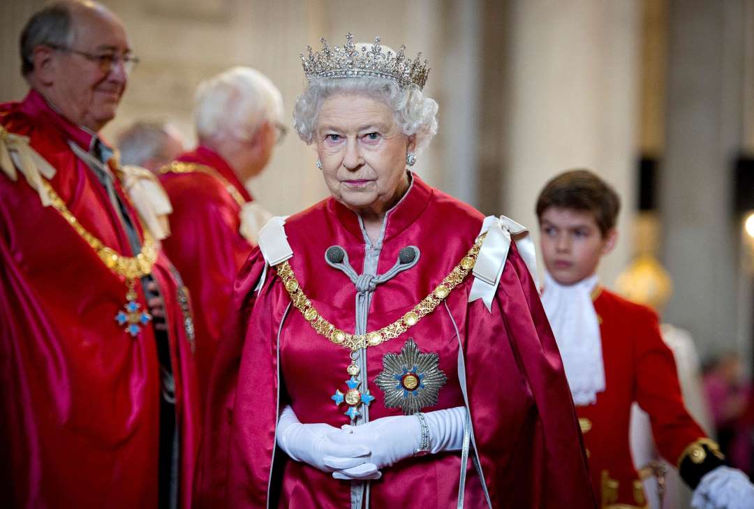 Подсчитываем богатства королевы Великобритании.